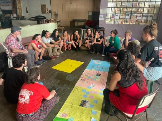 Popular Educators discuss the historical trajectory of BPs at the Annual Workshop for Bachilleratos Populares (Lucas Bricca, 2024)