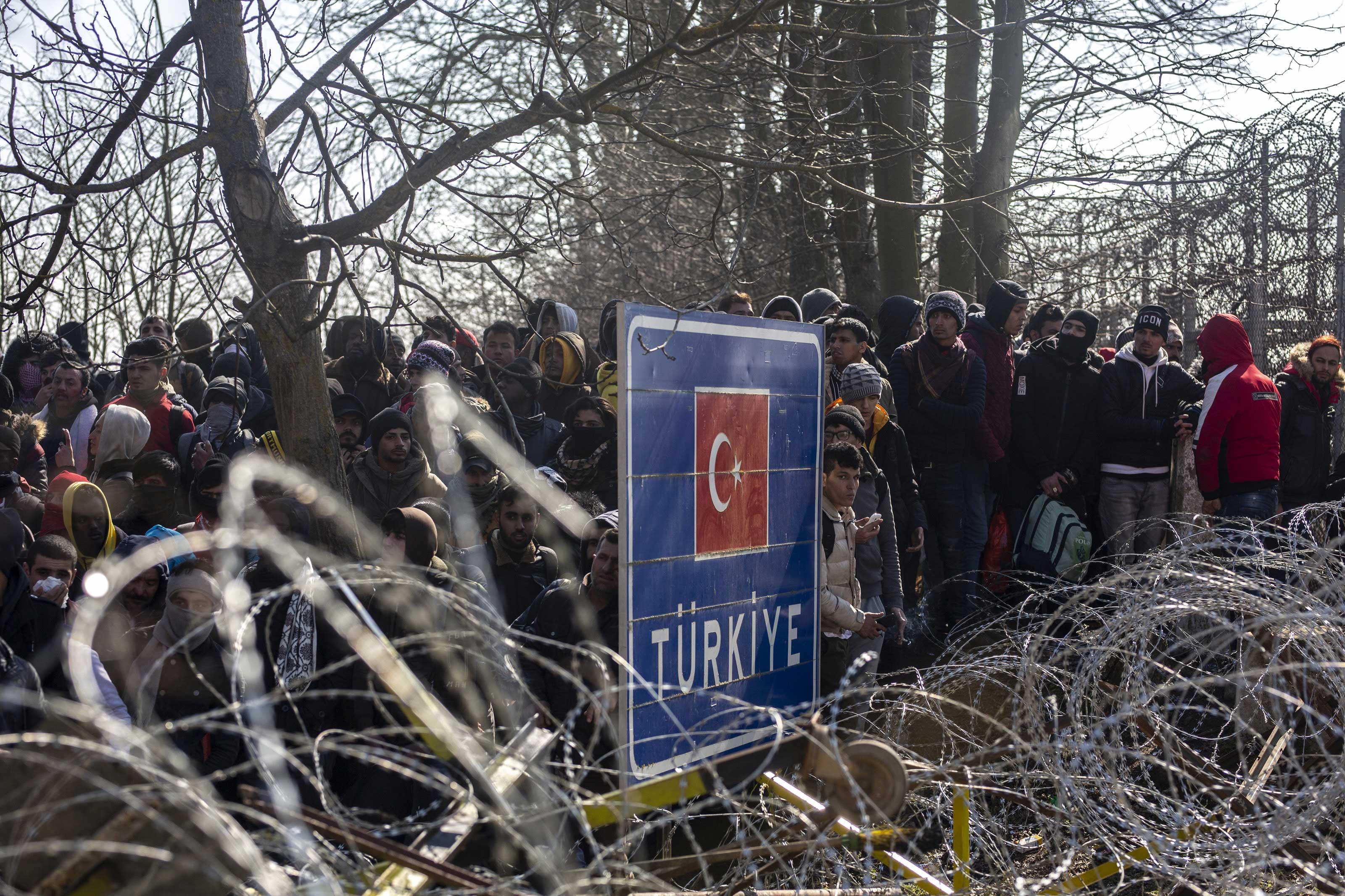 Refugees gather along the Turkey-Greece border