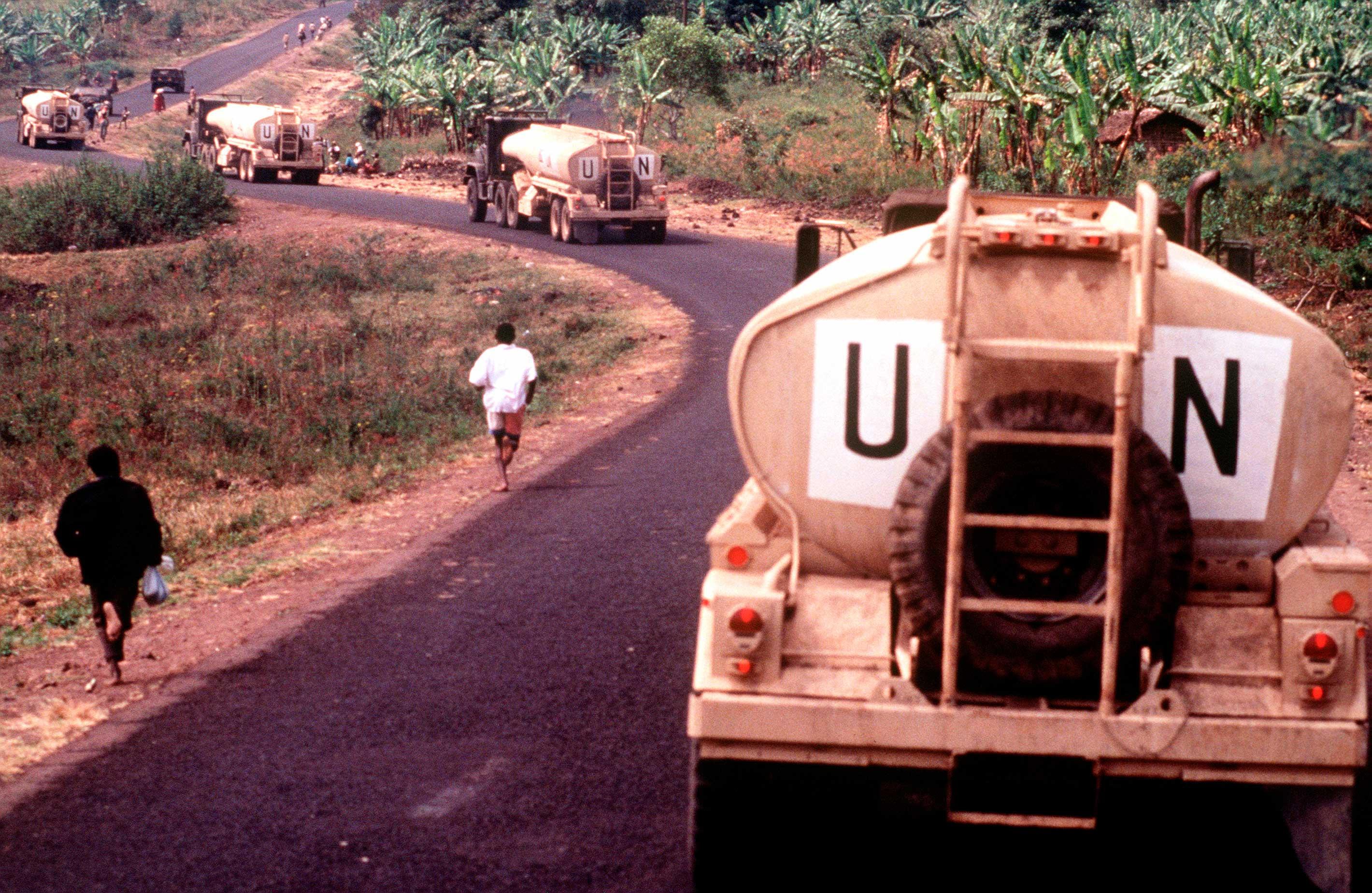 UN aid arrives at Rwanda borders, July 1994