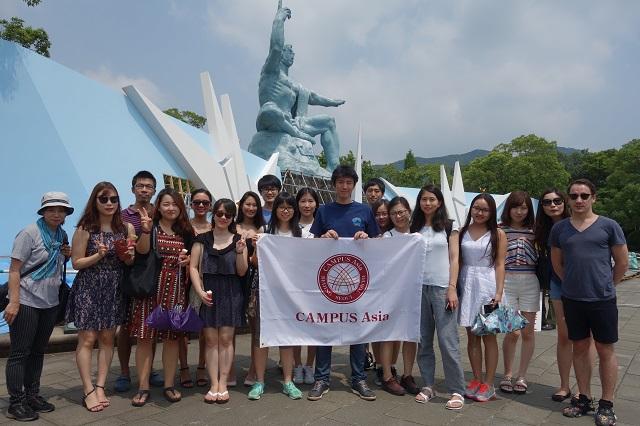 students from the University of Tokyo, Peking University, and Seoul National University take part in summer school organized by the 3-country exchange program Campus Asia.