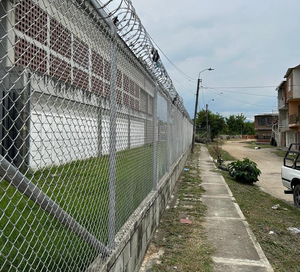 Space of captivity? School fence in Aguablanca, a predominantly black district on the outskirts of Cali, Colombia | Photo by Jaime Alves