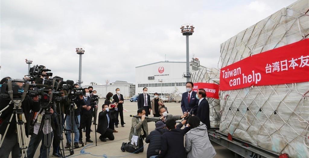 Media coverage of two million surgical masks donated by Taiwan to Japan arriving in Tokyo