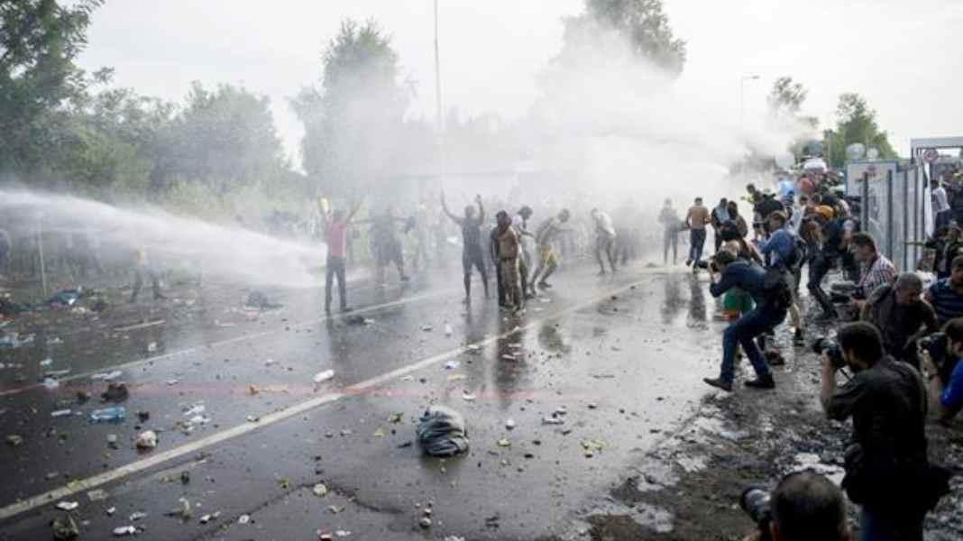 Hungarian police use water cannon against migrants