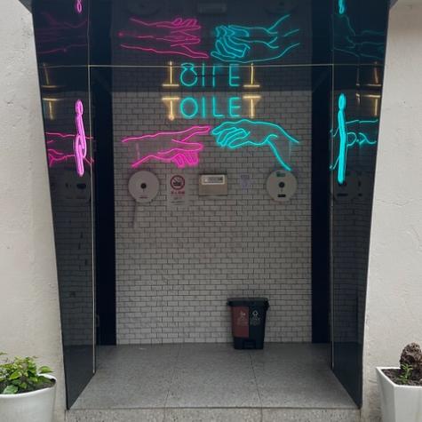 Public bathroom sign accompanied by toilet paper dispensers in Shanghai. (Credit Tina Guirguis)