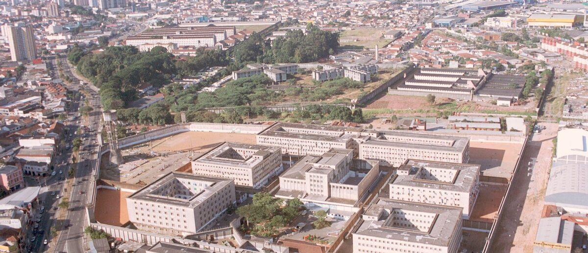 Aerial view of the Carandiru Penitentiary Complex, São Paulo, Brazil, c. 2000. Photograph by Sérgio Castro / O Estado de S. Paulo.