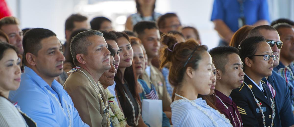 paticipants in a US citizenship and naturalization ceremony