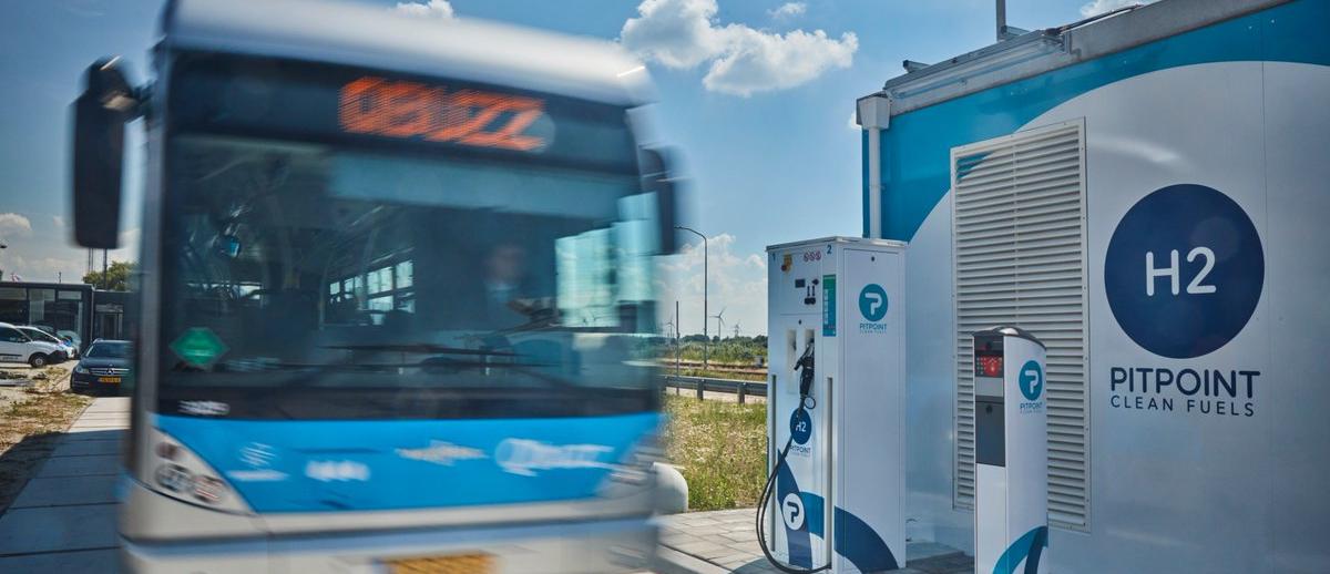 hydrogen-powered bus pulls into H2 filling station