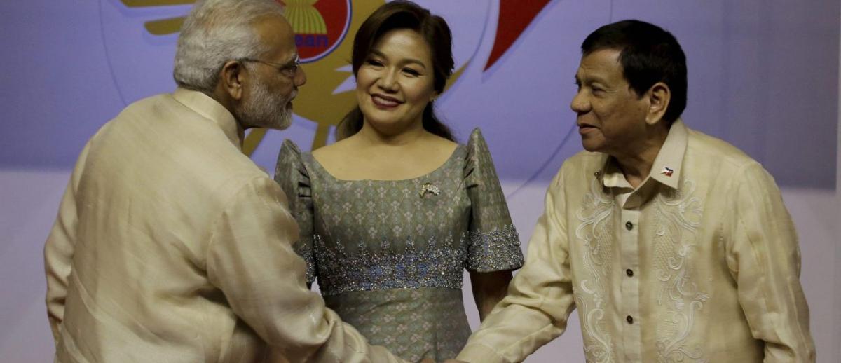 Indian Prime Minister Narendra Modi welcomed by Philippine President Rodrigo Duterte at ASEAN Summit in Manila, November 2017