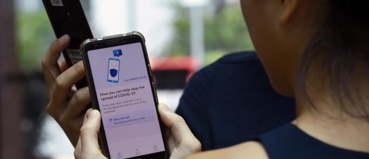 Demonstrating the contact tracing app "TraceTogether" in Singapore in March 20, 2020. (Photo credit: The Straights Times)