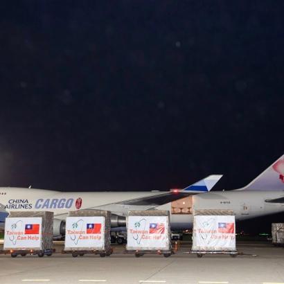 several palettes of face masks in front of China Airlines Cargo 747